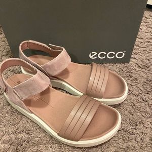 Ecco Flowt strap sandal. Women’s size EU 39. Beautiful dusty purple color.